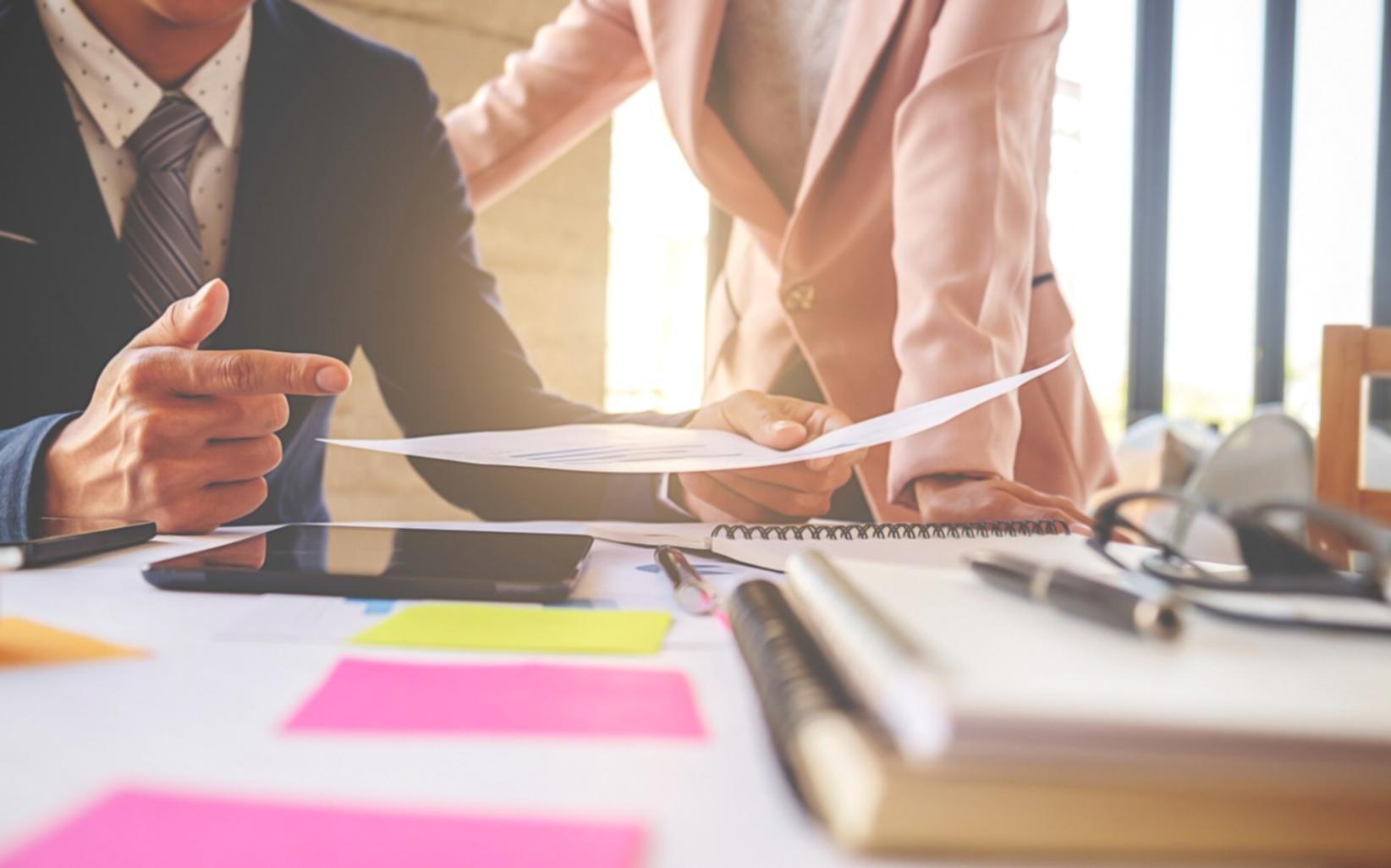 Moderne Finanzanalyse-Arbeitsplatz mit mehreren Monitoren und Datenvisualisierungen